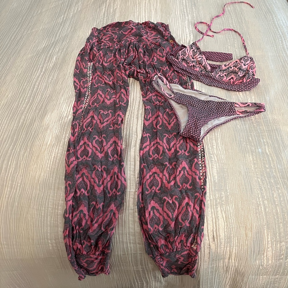 Onda De Mar bikini with matching beach/pool pant!